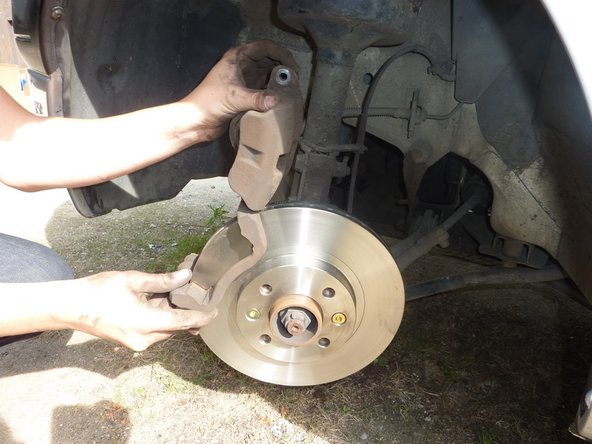 Remettre l'étrier en place.