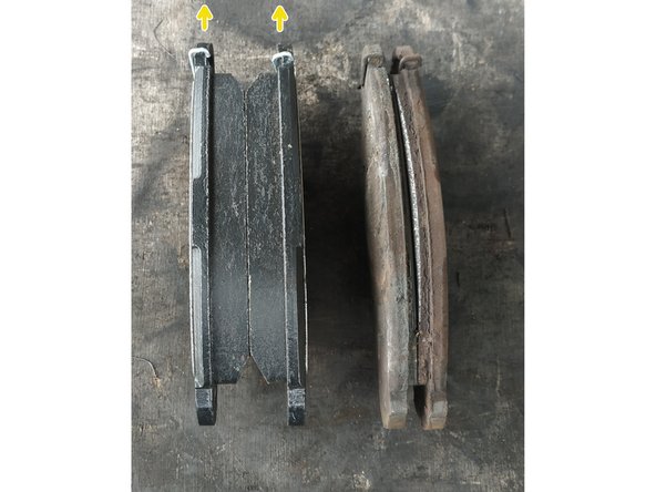 il y a une plaquette côté piston et une plaquette côté roue