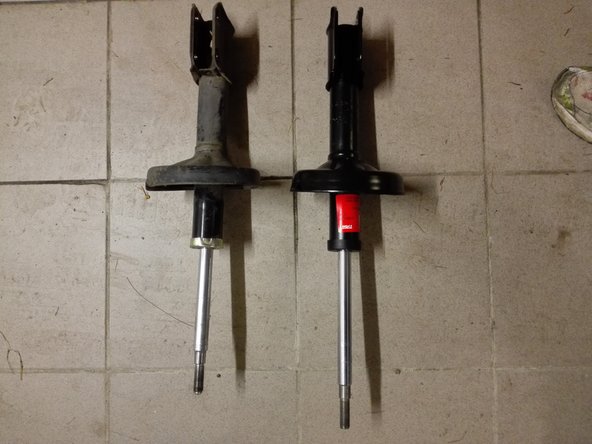 Photo 1: à gauche l'ancien amortisseur, à droite le nouveau.