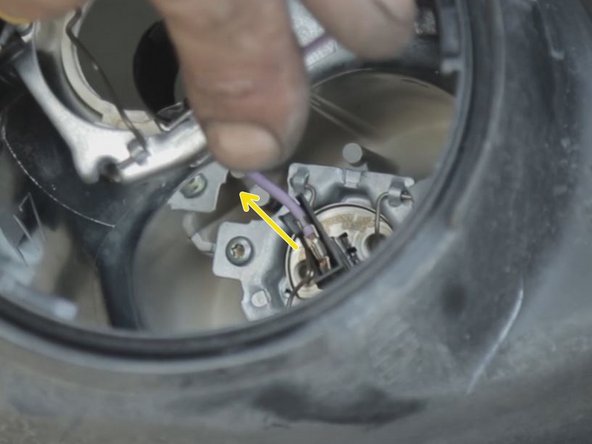 Débrancher le connectique de l'ampoule de feu de route