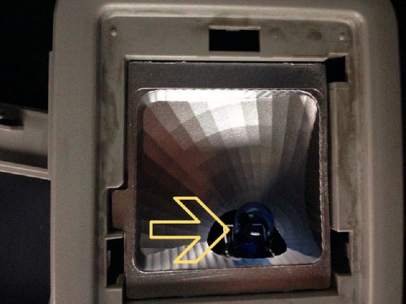 Vous avez maintenant accès aux ampoules, retirez les avec vos doigts ou à l'aide d'un petit tournevis plat puis mettez vos autres ampoules à la place et dans le même sens.