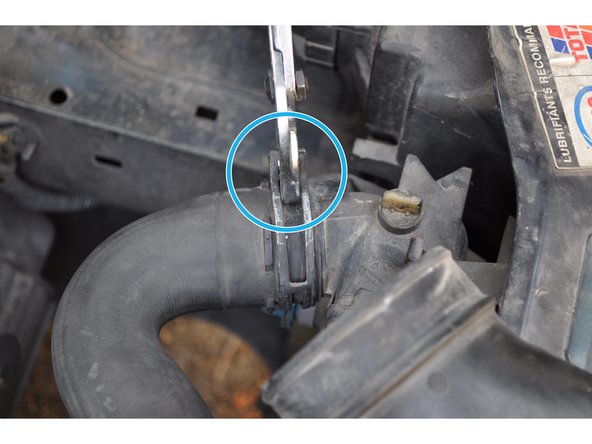 A l'aide d'une pince multiprise, ouvrir le collier de serrage afin de pouvoir déposer la durite emmancher sur le radiateur