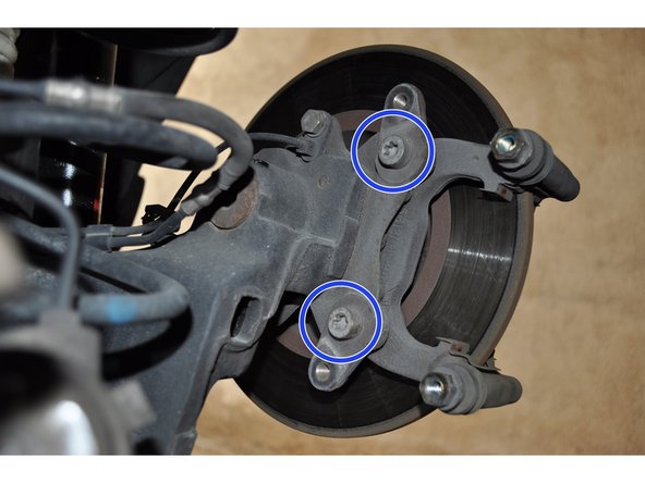 Déposer le support d'étrier maintenu par deux vis Torx T50.