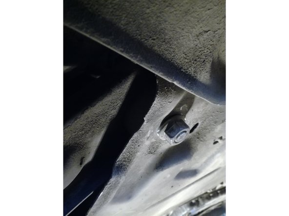 dévisser le dernier ecrou avec clef de 21 avec une clef de 16 le boulon ne sort pas il faut encore faire une autre étape