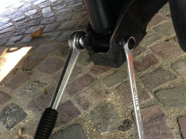 Repositionner fixation bas de l'amortisseur