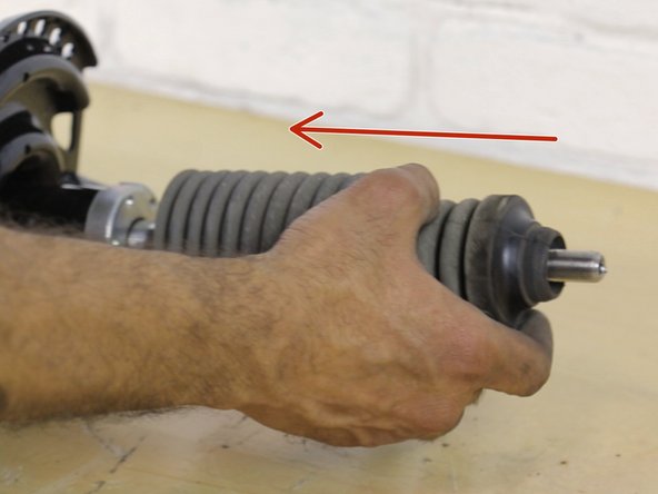 Reposer le soufflet de protection sur l'amortisseur