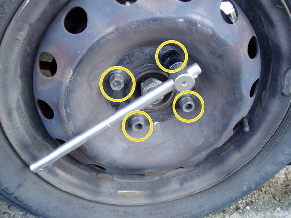 Reposer la voiture sur sa roue à l'aide du cric