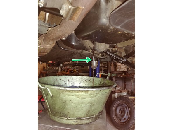 Devisser la vis du carter d'huile (douille de 14)