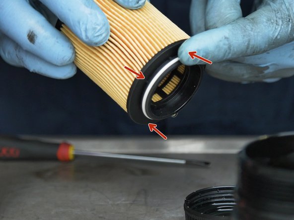 Lubrifier avec un peu d'huile le bas du filtre à huile