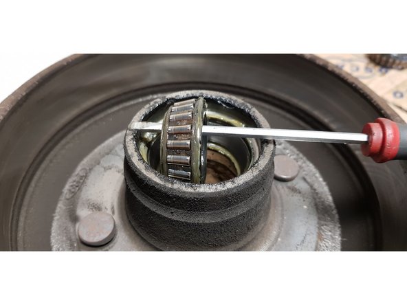 Retirez la bague intérieure à la main ou avec un tournevis.