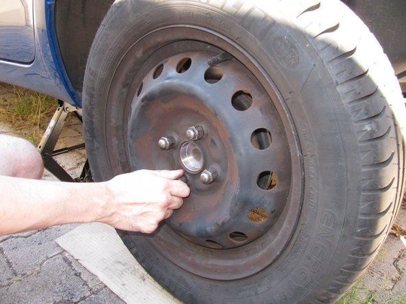 Serrer les 4 vis en croix, à la clé dynamométrique et au couple préconisé par le constructeur dans votre carnet d'entretient . N'oubliez pas que c'est votre roulement  qui tiens votre roue !