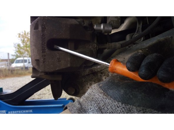 Pour faciliter la sortie de l'étrier, repousser légèrement le piston de l'étrier en prenant appui sur les plaquettes