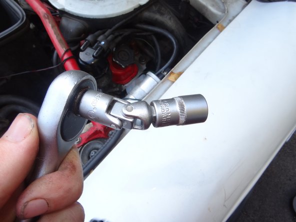 Utiliser une douille de 10mm avec un embout flexible afin d'enlever les deux fixation.