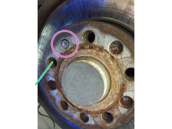 Dévisser la vis de maintient du disque.