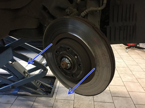 Retirer l'ancien disque, si besoin aidée vous d'un marteau