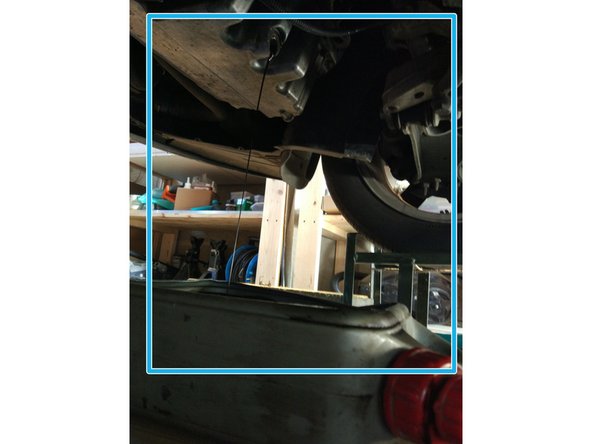 Avec le cliquet et une douille de 19, dévisser le bouchon de vidange dans le sens inverse des aiguilles d'une montre.