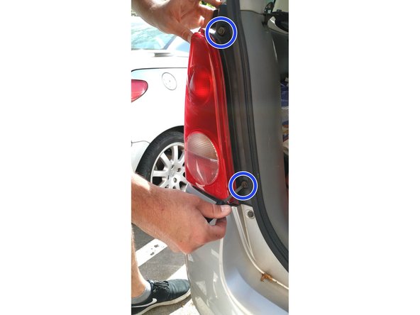 revisser les 2 vis maintenant le feux arrière.