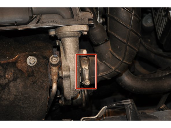 
Remove the clamp holding the pipe to the turbocharger using a flat screwdriver.
