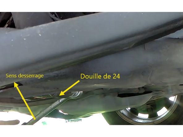Dévisser le bouchon de vidange à l'aide d'un cliquet et d'une douille de 24mm (Voir sens de desserrage)