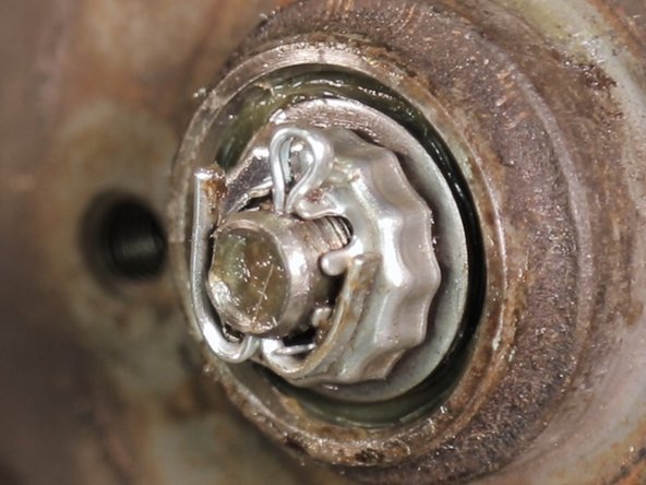 Resserrez les extrémités sur la rondelle à l'aide d'une pince multiprise,  elle sert a retenir la cage pour que l'écrou ne se dessert pas