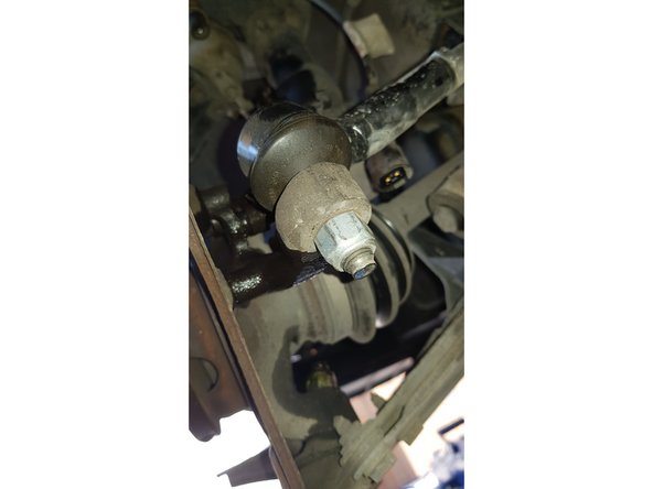 Avec une clé BTR de 6mm et une clé plate de 16mm retirez la biellette de direction de la fusée.