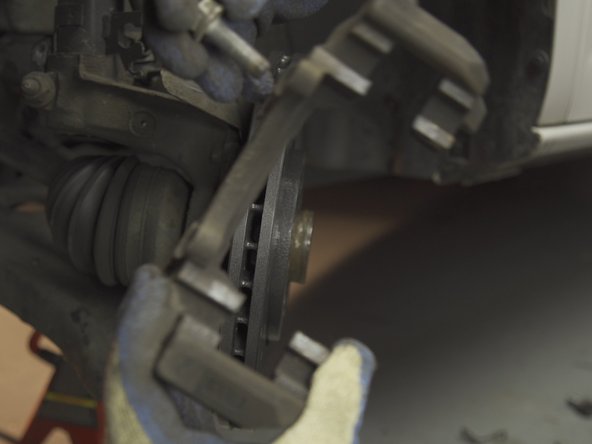 Insérer la chape sur le disque et placer les deux vis de maintien