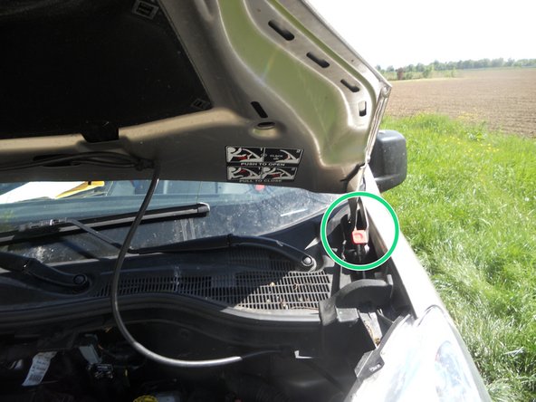 Refermer le capot. Pour cela, tirer vers soi la commande rouge et baisser le capot et le fermer jusqu'à entendre le &quot;clic&quot;