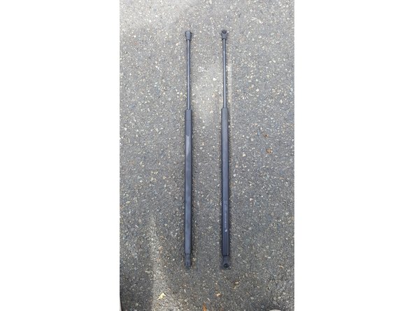 Comparer le vérin neuf avec l'usagé (longueur, fixation)