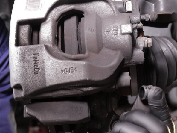 Retirer les deux capuchons au dos de l'étrier à l'aide d'un tournevis plat