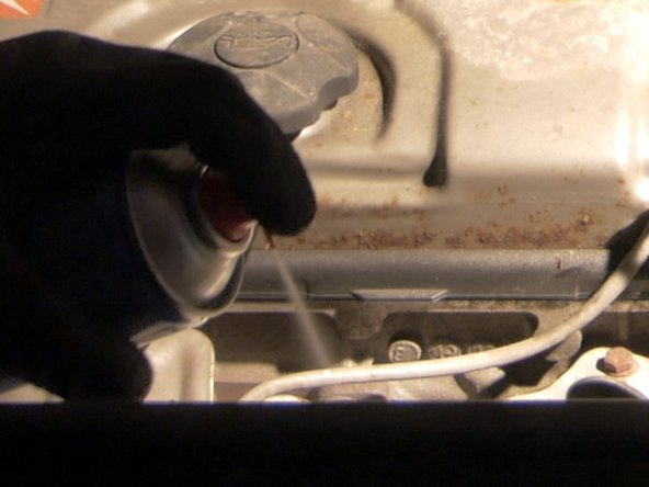 Nettoyer l'emplacement du filtre à huile avec du nettoyant frein