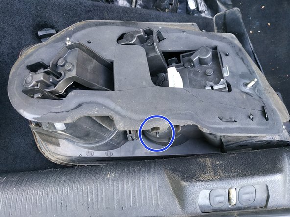 remettre en place le joint en mousse en n'oubliant pas de rabattre la partie basse