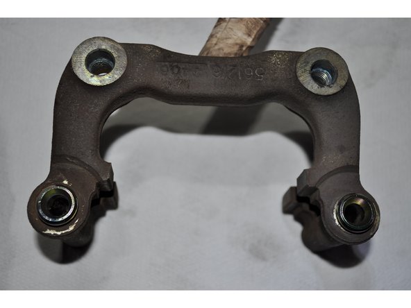 Nettoyer entièrement l'étrier avec un dégraissant