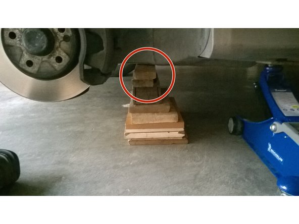 mettre une cale ou une chandelle sous le véhicule