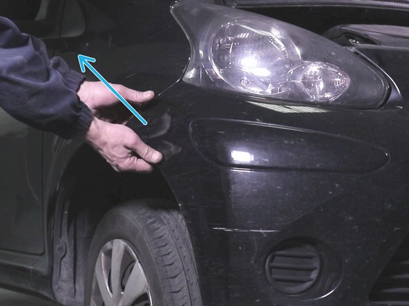 De chaque côté, tirer sur la partie inférieur du pare-choc pour le démettre