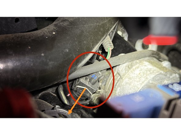 Localiser le connecteur du boîtier de thermostat d'eau sous la grosse durite noir métallique de droite