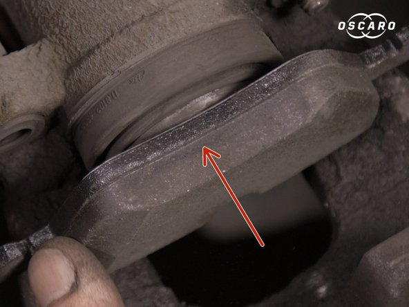 Placer la plaquette dans l'étrier et la clipser dans le piston