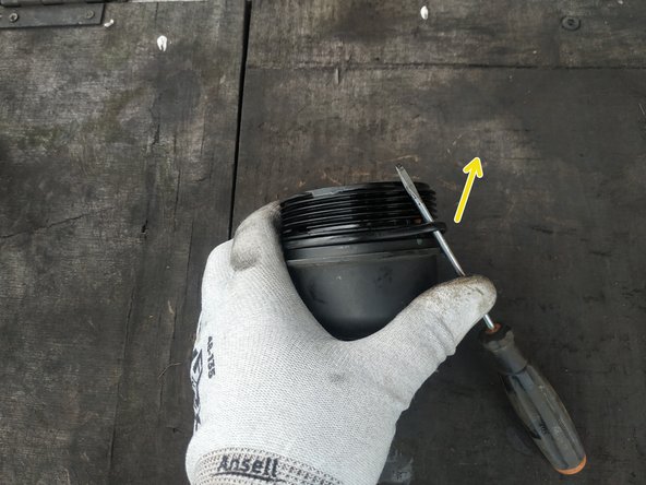 retirer le joint à l'aide d'un petit tournevis plat