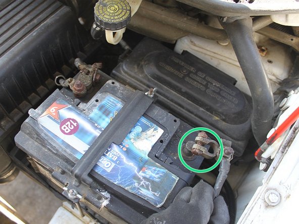 Rebrancher la cosse sur la borne négative de la batterie et serrer la avec la clé de 13mm.