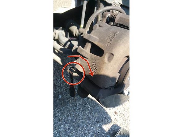 Sur l'arrière de l’étrier, dévissez la vis en haut.