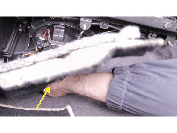 Replacer le cache et son papillon au fond sous la boite à gant