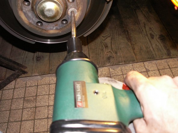 Le disque de frein est maintenu sur le moyeu de roue par une seule vis de type Torx taille 50