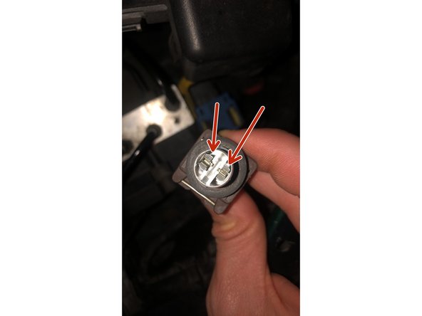 Reperer les contact métalique ou l'ampoule viens se fixer