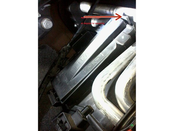 Pour retirer le couvercle appuyer sur le clips et le tirer vers soi