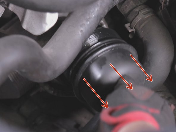 Une fois desseré,dévisser et retirer à la main la cloche du filtre à huile.