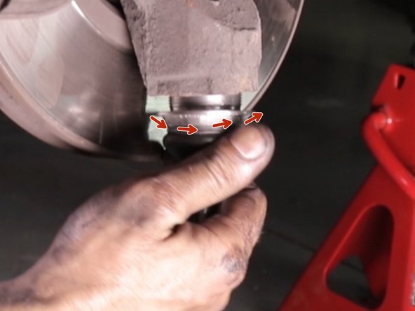 Replacer la nouvelle rotule et revisser dans un premier temps à la main puis bloquer avec la clé à griffe (ou la douille longue de 36)