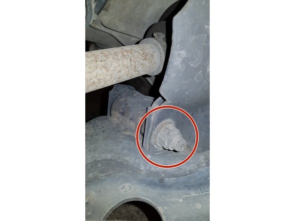 Avec une douille de 15mm et une clé plate de 18mm retirez le boulon.