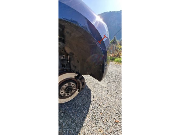 Dévisser une vis de 10 mm à l'intérieur de l'aile en passant pas le garde boue fixant les angles du pare-chocs aux ailes de chaque coté (gauche/droite).