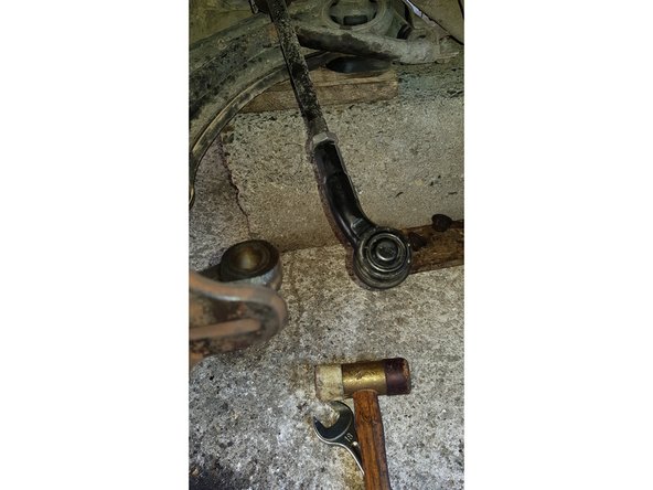 Avec une clé BTR de 6mm et une clé plate de 16mm retirez la biellette de direction de la fusée.