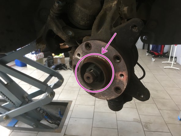 Nettoyer la porté du moyeu à l'aide de papier a poncer ou d'une brosse métallique