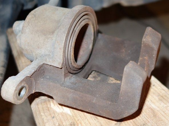 Pour l'utilisation d'un serre-joint. Intercaler une vielle plaquette de frein, entre le piston et le serre-joint.